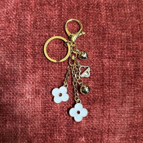 CLOVER AND HEART Bag Charm White Gold Tone💕 - Picture 1 of 7